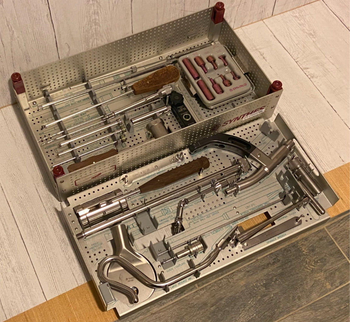 SYNTHES Titanium Femoral Nail Standard Instrument Set KeeboMed