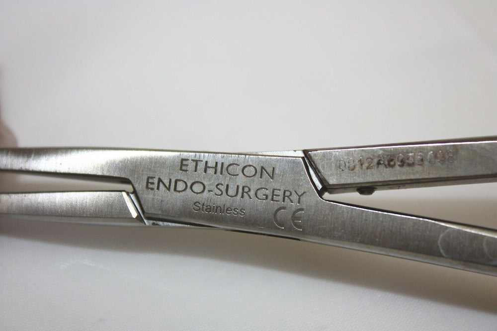
                  
                    Ethicon Stainless Steel Clip Applier, White Handle,  10 1/2”(125GS)
                  
                