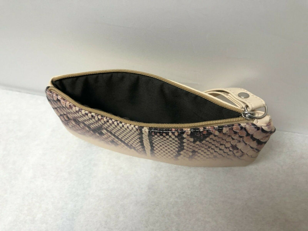 
                  
                    Unbranded (Leopard pattern Eyeglasses pouch) - KMOPT 125
                  
                