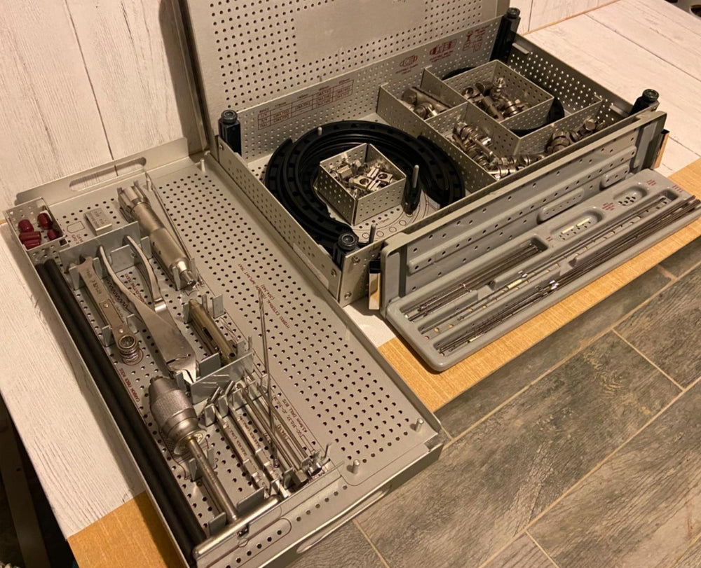 
                  
                    SYNTHES Hybrid Fixatpr Implants Set
                  
                